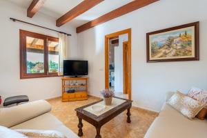 una sala de estar con un sofá y una mesa en Es revolt de sa Barrala, en Ses Covetes