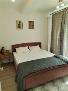 1 dormitorio con cama y ventana en Vila Sidef Mamaia Nord se închiriază integral en Mamaia Nord – Năvodari