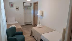 mały pokój z łóżkiem i krzesłem w obiekcie Ismini Apartments Myrtos w mieście Myrtos