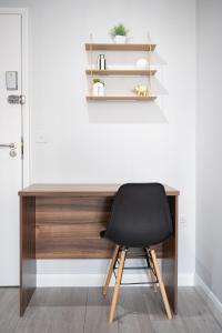 een zwarte stoel voor een houten bureau bij Stylish Studios with Ensuite, Separate Kitchen, and Prime Location in St Helen in Saint Helens