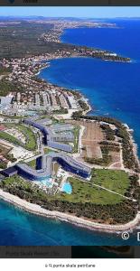 - une vue aérienne sur un complexe près de l'océan dans l'établissement Sunny apartman u resortu, Petrčane, apartman za 4, AKCIJA!, à Petrčane