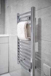 a towel rack in a shower in a bathroom at Stylish Studios with Ensuite, Separate Kitchen, and Prime Location in St Helen in Saint Helens