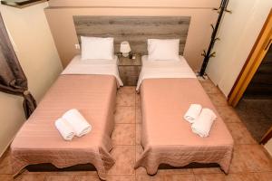 Postel nebo postele na pokoji v ubytování Splantzia Deluxe Apartment Old Town Chania