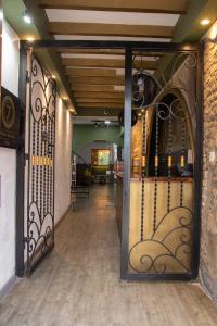 uma porta aberta com um portão de ferro forjado em Hostal Seven Nights Cartagena em Cartagena das Índias