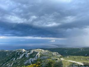 uma vista para o oceano a partir do topo de uma montanha em Al Dolmen em Monte SantʼAngelo