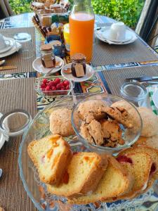 stół ze szklanym talerzem jedzenia i chleba w obiekcie B&B Il Ghiro-Country House w mieście Mormanno