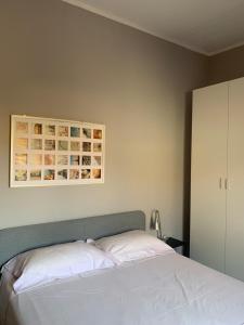 um quarto com uma cama e uma fotografia na parede em LALE Air conditioning, Wifi, Free parking HOME em Massa