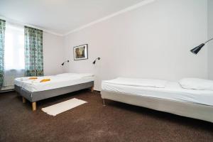 2 Betten in einem Schlafzimmer mit Fenster in der Unterkunft Compact Apartment Sleeps 6 + Great Location in Prag