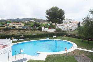 een groot zwembad in het midden van een stad bij TU CASA CERCA DEL MAR in Torrox