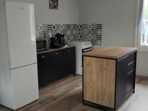een keuken met een witte koelkast en een aanrecht bij Gîte de La Gasserotte in Nohant-Vic