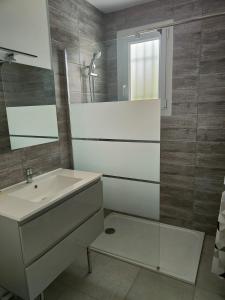 een badkamer met een wastafel en een spiegel bij Gîte de La Gasserotte in Nohant-Vic