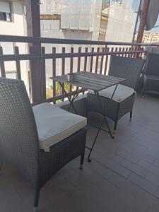un tavolo e sedie seduti su un balcone di il rifugio di d'annunzio a Montesilvano