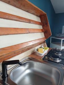 un bancone della cucina con lavandino e piano cottura di il rifugio di d'annunzio a Montesilvano
