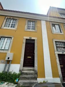 リスボンにあるLavra Tram Apartmentの黄色の建物