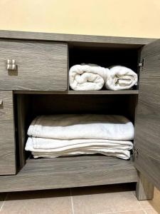 a cabinet with towels and towels in a bathroom at Departamento completo, cómodo y cerca del aeropuerto in San Agustin de las Juntas