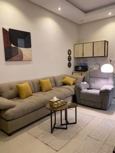 a living room with a couch and a table at شقة مدخل خاص دخول ذاتي in Riyadh