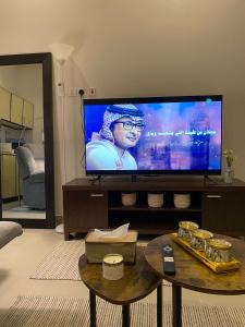 uma sala de estar com uma grande televisão de ecrã plano em شقة مدخل خاص دخول ذاتي em Riyadh