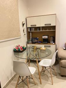 - un salon avec une table et des chaises en verre dans l'établissement شقة مدخل خاص دخول ذاتي, à Riyad