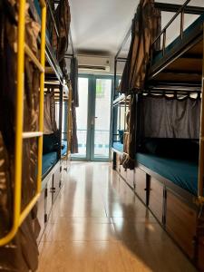 Palanda nebo palandy na pokoji v ubytování JOY HOSTEL