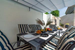 Istumisnurk majutusasutuses Designer Villa Simone - Modern & Heritage Style with Office