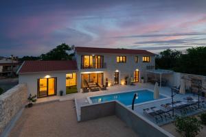 Bassein majutusasutuses Designer Villa Simone - Modern & Heritage Style with Office või selle lähedal