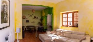 a living room with a couch and a table at Casa Matnik in Mindelo