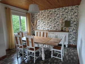 a dining room with a wooden table and chairs at Maison proche des plages Capbreton et Hossegor in Bénesse-Maremne