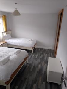 Postel nebo postele na pokoji v ubytování SUPERB LOCATION, THE CLOSEST HOUSE TO CATHEDRAL QUARTER & CITY CENTRE, PRIVATE DRIVEWAY FOR SECURE PARKING, FAST WIFI, RECENTLY PAINTED and DECORATED