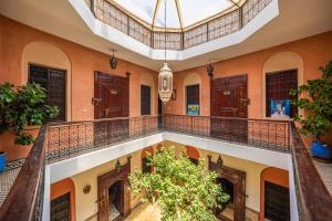 馬拉喀什的住宿－里亞德托德拉旅館，建筑中带天花板的室内楼梯