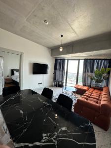 sala de estar con mesa negra y sofá en Luxury 1+1 apt in Sinpaş Queen Bomonti en Estambul