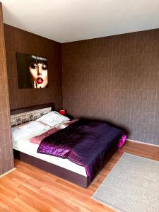 een slaapkamer met een bed met een foto aan de muur bij Velvet Motel in Hegyeshalom