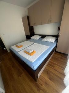 ein Bett in einem Zimmer mit zwei Handtüchern darauf in der Unterkunft Apartment Deluxe IM in Medulin
