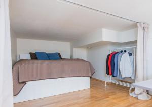 オスロにあるSuper central - Unique studio apartment - 4 peopleの小さなベッドルーム(ベッド1台、クローゼット付)