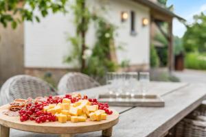 een bord kaas en crackers op een tafel bij VAKANTIEWONING HUYZE ANNE MARIA in Damme