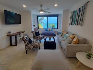 sala de estar con sofá y mesa en Puerta al mar, en Cancún