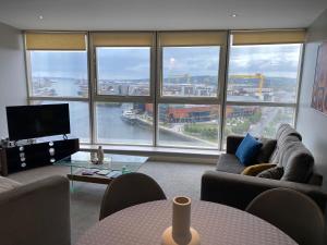 - un salon offrant une vue imprenable sur la rivière dans l'établissement Titanic and Sea View Belfast 2 bedroom Apartment City Centre, à Belfast