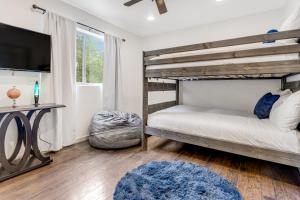 Двухъярусная кровать или двухъярусные кровати в номере Forest Retreat - Houston House