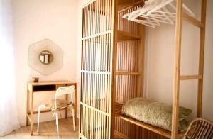 - une chambre avec des lits superposés et un bureau dans l'établissement Appartement 72m2 cosy centre ville, à Saint-Rémy-de-Provence
