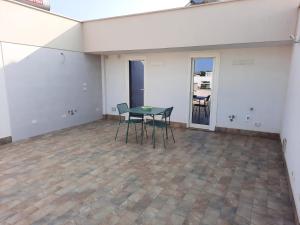 um quarto vazio com uma mesa e cadeiras em Kennedy Apartments- Porto Cesareo em Porto Cesareo