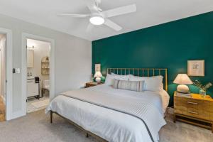 1 dormitorio con 1 cama grande y pared verde en Chic Design, Hottub, MtnView, Quiet cul-de-sac, en Flagstaff