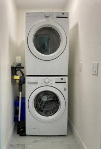 eine Waschmaschine und eine Waschmaschine im Zimmer in der Unterkunft Chic Design, Hottub, MtnView, Quiet cul-de-sac in Flagstaff