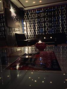 ヘジェシュハロムにあるVelvet Motelのキャンドル付きテーブルが備わる部屋