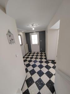 an empty room with a checkered floor at Maison provençale rénovée in Pernes-les-Fontaines