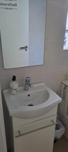 une salle de bain avec un lavabo blanc et un miroir dans l'établissement LA MARINA, à Alicante