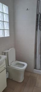 une salle de bain blanche avec toilettes et lavabo dans l'établissement LA MARINA, à Alicante