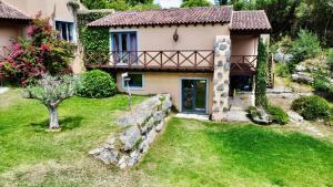 una villa con giardino e una casa di Quinta do espelho d'agua, Estudio a Reguengo Grande