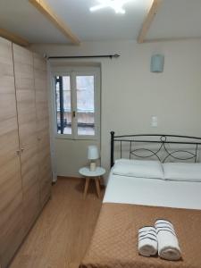 - une chambre avec un lit et 2 chaussons dans l'établissement Olimpias Studio, à Corfou