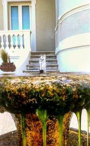 una fuente de agua frente a un edificio en Villa La Torretta Luxury B&B - Adults Only - en Rímini