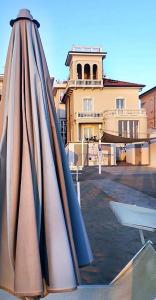 zjeżdżalnia przed budynkiem z budynkiem w obiekcie Villa La Torretta Luxury B&B - Adults Only - w Rimini