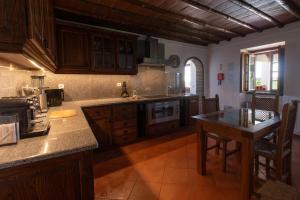 Kuchyň nebo kuchyňský kout v ubytování Horta dos Caracóis + 53 fotografií